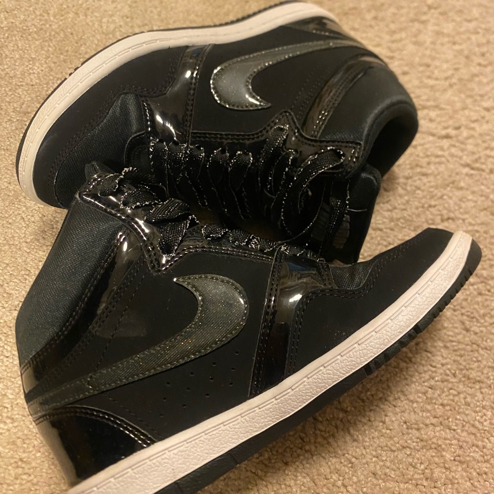 Used, Womens Nike shoes. Size 5 in womens.